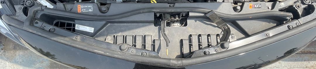 Radiator cover baffle - 2019 Cadillac XT4 Premium Luxury