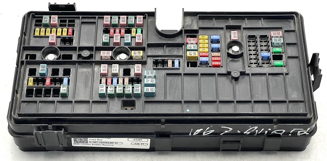 Fuse box - 2020 Lincoln Aviator Reserve