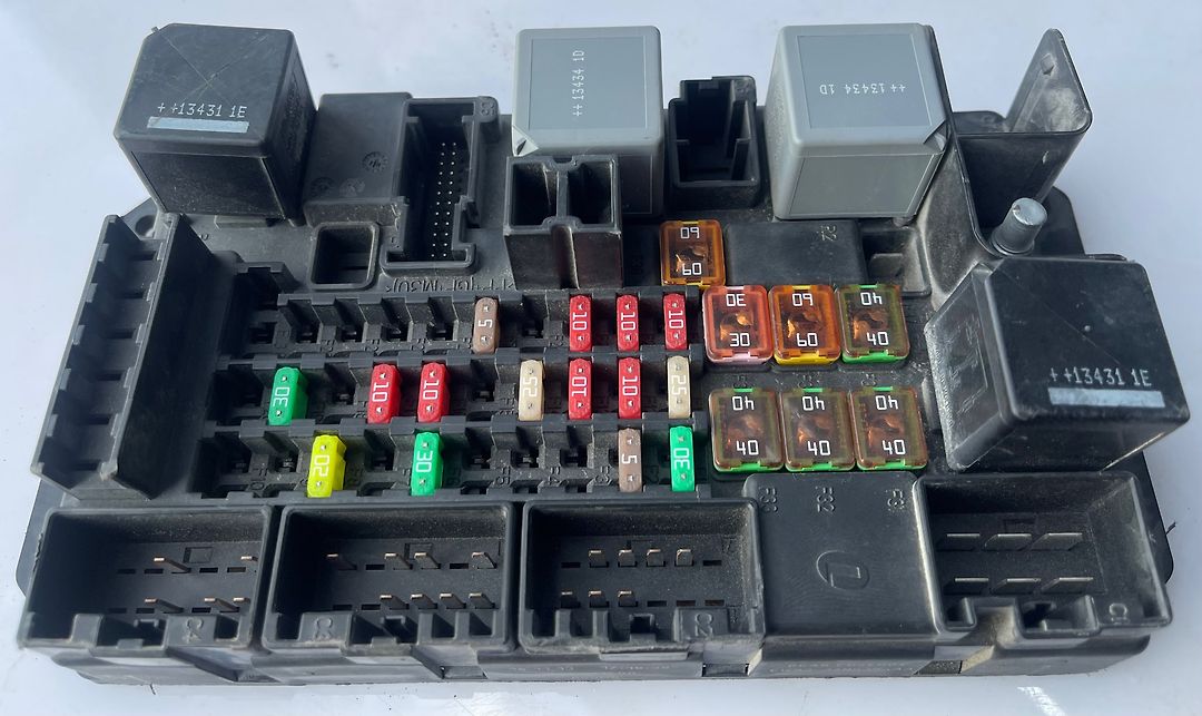 Fuse box - 2013 Jaguar XJ