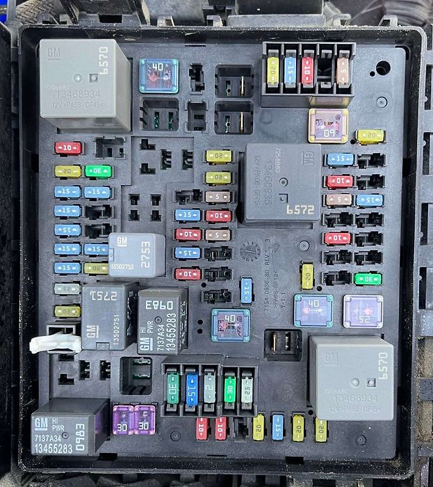 Fuse box engine - 2018 GMC Acadia