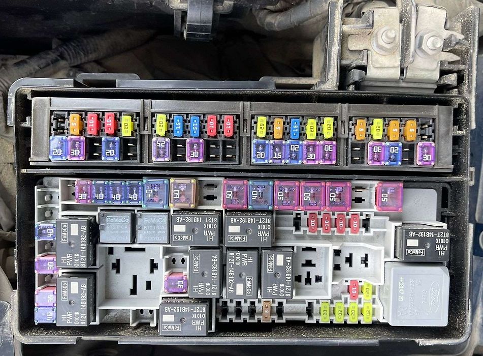 Fuse box engine - 2018 Lincoln Continental