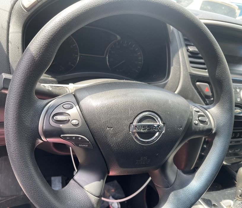 Steering wheel - 2014 Nissan Pathfinder SE 3.5i