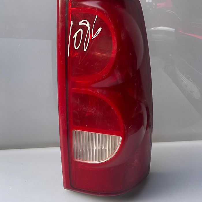 Tail Light (RH) - 2004 Chevrolet SILVERADO