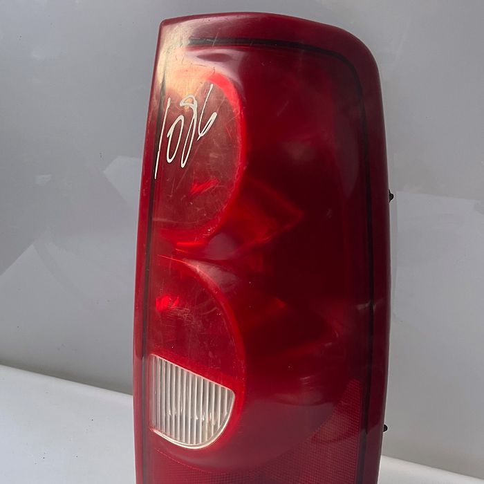 Tail Light (RH) - 2004 Chevrolet SILVERADO