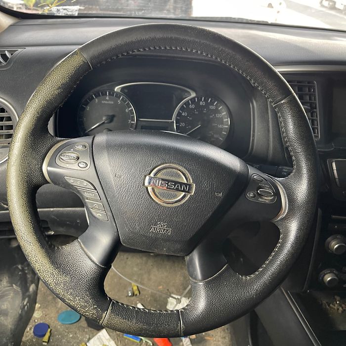 Steering wheel - 2013 Nissan Pathfinder 3.5i