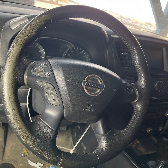 Steering wheel - 2013 Nissan Pathfinder 3.5i