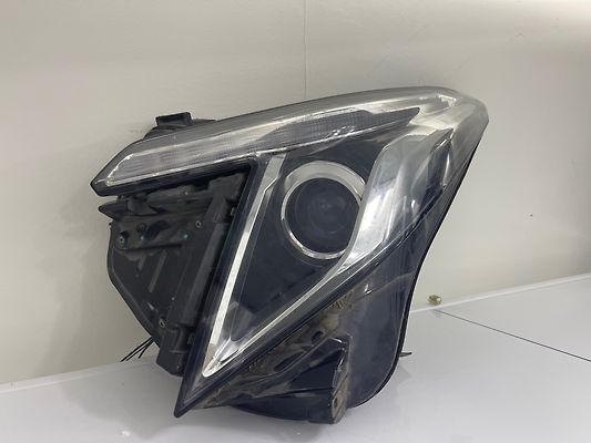 Headlight (RH) - 2017 Cadillac XT5 Luxury