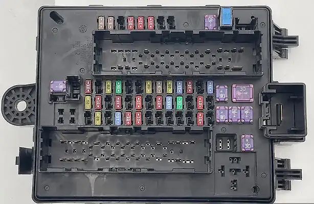 Fuse box - 2018 Cadillac XT5 Premium Luxury